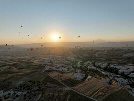 Antenne filmisch Drohne Aussicht von bunt heiß Luft Ballon fliegend Über Kappadokien foto