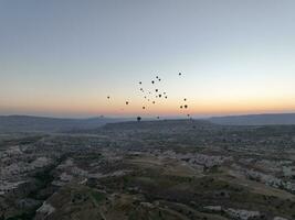 Antenne filmisch Drohne Aussicht von bunt heiß Luft Ballon fliegend Über Kappadokien foto