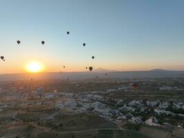 Antenne filmisch Drohne Aussicht von bunt heiß Luft Ballon fliegend Über Kappadokien foto