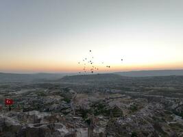 Antenne filmisch Drohne Aussicht von bunt heiß Luft Ballon fliegend Über Kappadokien foto