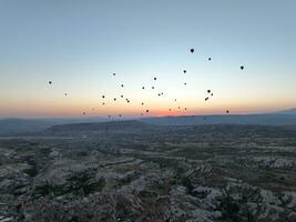 Antenne filmisch Drohne Aussicht von bunt heiß Luft Ballon fliegend Über Kappadokien foto