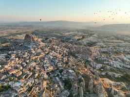 Antenne filmisch Drohne Aussicht von bunt heiß Luft Ballon fliegend Über Kappadokien foto