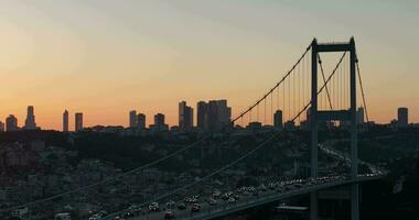 Istanbul Bosporus Brücke und Stadt Horizont im Hintergrund mit Türkisch Flagge beim schön Sonnenuntergang, Antenne rutschen umkreisen und Verfolgung Schuss foto