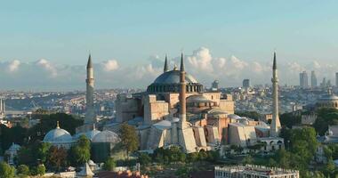 Istanbul, Truthahn. Sultanahmet Bereich mit das Blau Moschee und das Hagia Sophia mit ein golden Horn und Bosporus Brücke im das Hintergrund beim Sonnenaufgang. foto