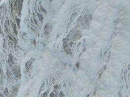 Pamukkale Travertine filmisch Antenne Drohne Filmaufnahme. Türkisch berühmt Weiß Thermal- Bad mit gesund sauber Wasser im ein schön Sonnenuntergang. foto