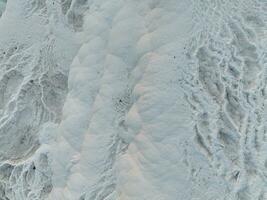 Pamukkale Travertine filmisch Antenne Drohne Filmaufnahme. Türkisch berühmt Weiß Thermal- Bad mit gesund sauber Wasser im ein schön Sonnenuntergang. foto