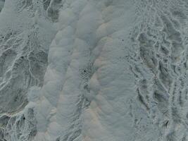 Pamukkale Travertine filmisch Antenne Drohne Filmaufnahme. Türkisch berühmt Weiß Thermal- Bad mit gesund sauber Wasser im ein schön Sonnenuntergang. foto