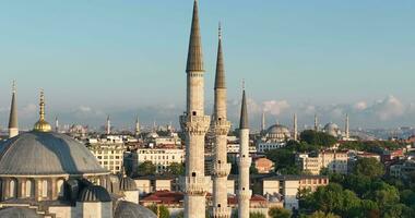 Istanbul, Truthahn. Sultanahmet mit das Blau Moschee und das Hagia Sophia mit ein golden Horn auf das Hintergrund beim Sonnenaufgang. filmisch Antenne Sicht. foto