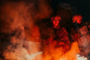 Soldaten Kader im Aktion auf Nacht Mission mit Laser- Sicht Strahl Beleuchtung Militär- Mannschaft Konzept foto