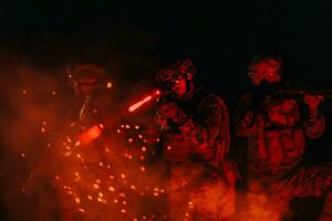 Soldaten Kader im Aktion auf Nacht Mission mit Laser- Sicht Strahl Beleuchtung Militär- Mannschaft Konzept foto