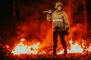 Feuerwehrmann beim Arbeit. Feuerwehrmann im gefährlich Wald Bereiche umgeben durch stark Feuer. Konzept von das Arbeit von das Feuer Bedienung foto