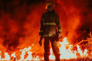 Feuerwehrmann beim Arbeit. Feuerwehrmann im gefährlich Wald Bereiche umgeben durch stark Feuer. Konzept von das Arbeit von das Feuer Bedienung foto