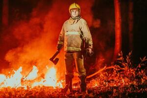 Feuerwehrmann beim Arbeit. Feuerwehrmann im gefährlich Wald Bereiche umgeben durch stark Feuer. Konzept von das Arbeit von das Feuer Bedienung foto