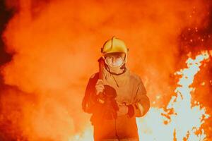 Feuerwehrmann beim Arbeit. Feuerwehrmann im gefährlich Wald Bereiche umgeben durch stark Feuer. Konzept von das Arbeit von das Feuer Bedienung foto