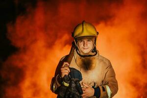 Feuerwehrmann beim Arbeit. Feuerwehrmann im gefährlich Wald Bereiche umgeben durch stark Feuer. Konzept von das Arbeit von das Feuer Bedienung foto