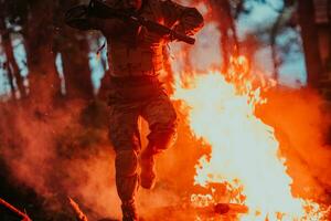 Soldat im Aktion beim Nacht im das Wald Bereich. Nacht Zeit Militär- Mission Springen Über Feuer foto