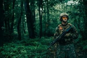 ein Soldat Kämpfe im ein Kriegswald Bereich umgeben durch Feuer foto