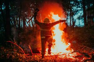 Feuerwehrmann Held im Aktion Achtung Springen Über Feuer Flamme zu Rettung und speichern foto