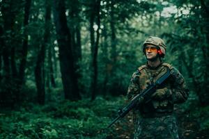 ein modern Krieg Soldat auf Krieg Pflicht im dicht und gefährlich Wald Bereiche. gefährlich Militär- Rettung Operationen foto