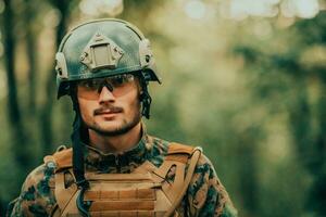 Soldat Porträt mit schützend Heer taktisch Ausrüstung und Waffe haben ein brechen und entspannend foto