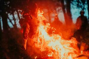 Soldat im Aktion beim Nacht im das Wald Bereich. Nacht Zeit Militär- Mission Springen Über Feuer foto