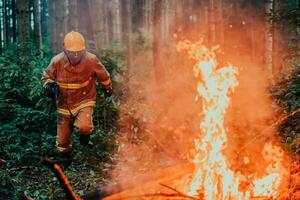 Feuerwehrmann Held im Aktion Achtung Springen Über Feuer Flamme zu Rettung und speichern foto