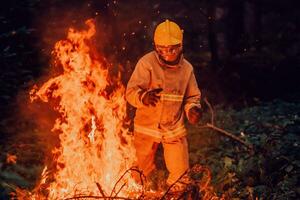 Feuerwehrmann Held im Aktion Achtung Springen Über Feuer Flamme zu Rettung und speichern foto