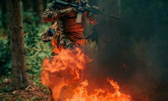 Soldat im Aktion beim Nacht im das Wald Bereich. Nacht Zeit Militär- Mission Springen Über Feuer foto