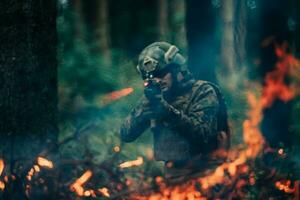 ein Soldat Kämpfe im ein Kriegswald Bereich umgeben durch Feuer foto