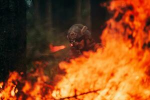 ein Soldat Kämpfe im ein Kriegswald Bereich umgeben durch Feuer foto