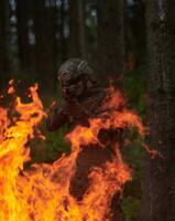 soldat in aktion, der auf waffenlaservisieroptik abzielt foto