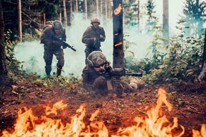 modern Krieg Soldaten umgeben durch Feuer Kampf im dicht und gefährlich Wald Bereiche foto