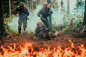 modern Krieg Soldaten umgeben durch Feuer Kampf im dicht und gefährlich Wald Bereiche foto