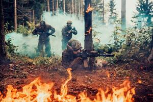 modern Krieg Soldaten umgeben durch Feuer Kampf im dicht und gefährlich Wald Bereiche foto