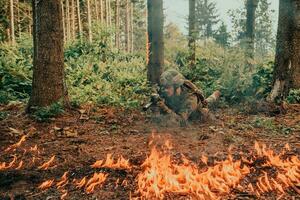 modern Krieg Soldat umgeben durch Feuer, Kampf im dicht und gefährlich Wald Bereiche foto