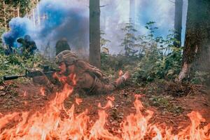 modern Krieg Soldaten umgeben durch Feuer Kampf im dicht und gefährlich Wald Bereiche foto