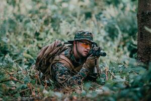 modern Krieg Soldat umgeben durch Feuer, Kampf im dicht und gefährlich Wald Bereiche foto