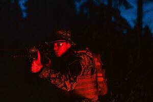 Soldaten Kader im Aktion auf Nacht Mission mit Laser- Sicht Strahl Beleuchtung Militär- Mannschaft Konzept foto