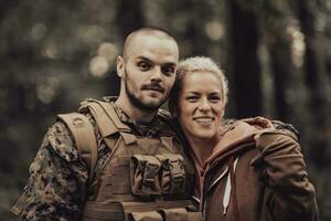 glücklich Frau im Liebe umarmen Held Soldat foto