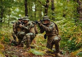 ein Gruppe von modern Krieg Soldaten ist Kampf ein Krieg im gefährlich Fernbedienung Wald Bereiche. ein Gruppe von Soldaten ist Kampf auf das Feind Linie mit modern Waffen. das Konzept von Krieg und Militär- Konflikte foto