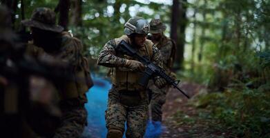 Soldatentrupp der modernen Kriegsführung im Kampf foto