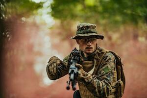 ein modern Krieg Soldat auf Krieg Pflicht im dicht und gefährlich Wald Bereiche. gefährlich Militär- Rettung Operationen foto