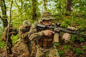 ein Gruppe von modern Krieg Soldaten ist Kampf ein Krieg im gefährlich Fernbedienung Wald Bereiche. ein Gruppe von Soldaten ist Kampf auf das Feind Linie mit modern Waffen. das Konzept von Krieg und Militär- Konflikte foto