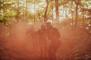 ein Gruppe von modern Krieg Soldaten ist Kampf ein Krieg im gefährlich Fernbedienung Wald Bereiche. ein Gruppe von Soldaten ist Kampf auf das Feind Linie mit modern Waffen. das Konzept von Krieg und Militär- Konflikte foto