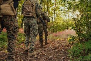 ein Gruppe von modern Krieg Soldaten ist Kampf ein Krieg im gefährlich Fernbedienung Wald Bereiche. ein Gruppe von Soldaten ist Kampf auf das Feind Linie mit modern Waffen. das Konzept von Krieg und Militär- Konflikte foto