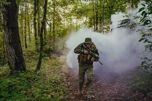 Schlacht von das Militär- im das Krieg. Militär- Truppen im das Rauch foto