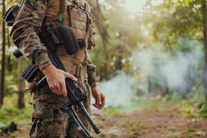 Soldat Porträt mit schützend Heer taktisch Ausrüstung und Waffe haben ein brechen und entspannend foto