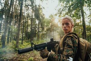 Frau Soldat bereit zum Schlacht tragen schützend Militär- Ausrüstung und Waffe foto