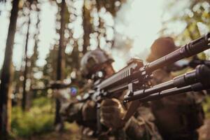 ein Gruppe von modern Krieg Soldaten ist Kampf ein Krieg im gefährlich Fernbedienung Wald Bereiche. ein Gruppe von Soldaten ist Kampf auf das Feind Linie mit modern Waffen. das Konzept von Krieg und Militär- Konflikte foto