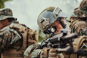 modern Krieg Soldaten Kader Laufen im taktisch Schlacht Formation Frau wie ein Mannschaft Führer foto